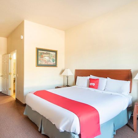 Oyo Townhouse Clute Lake Jackson Екстериор снимка