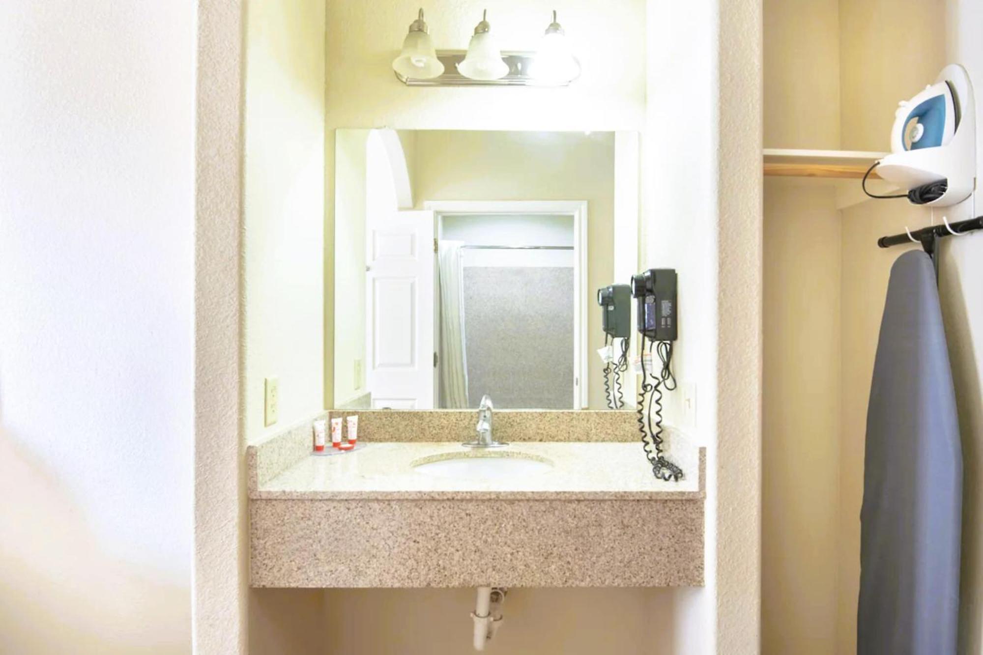 Oyo Townhouse Clute Lake Jackson Екстериор снимка