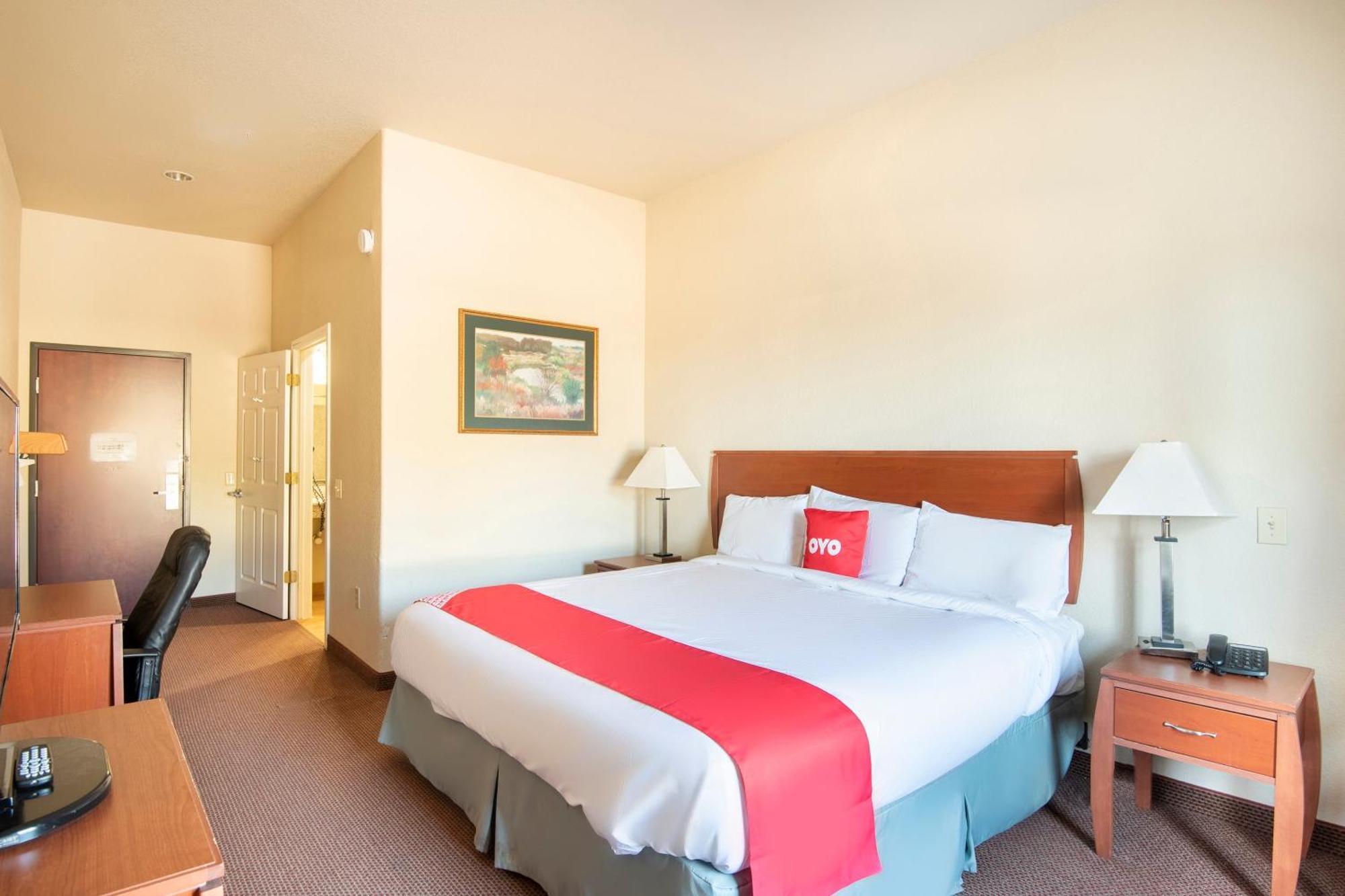 Oyo Townhouse Clute Lake Jackson Екстериор снимка