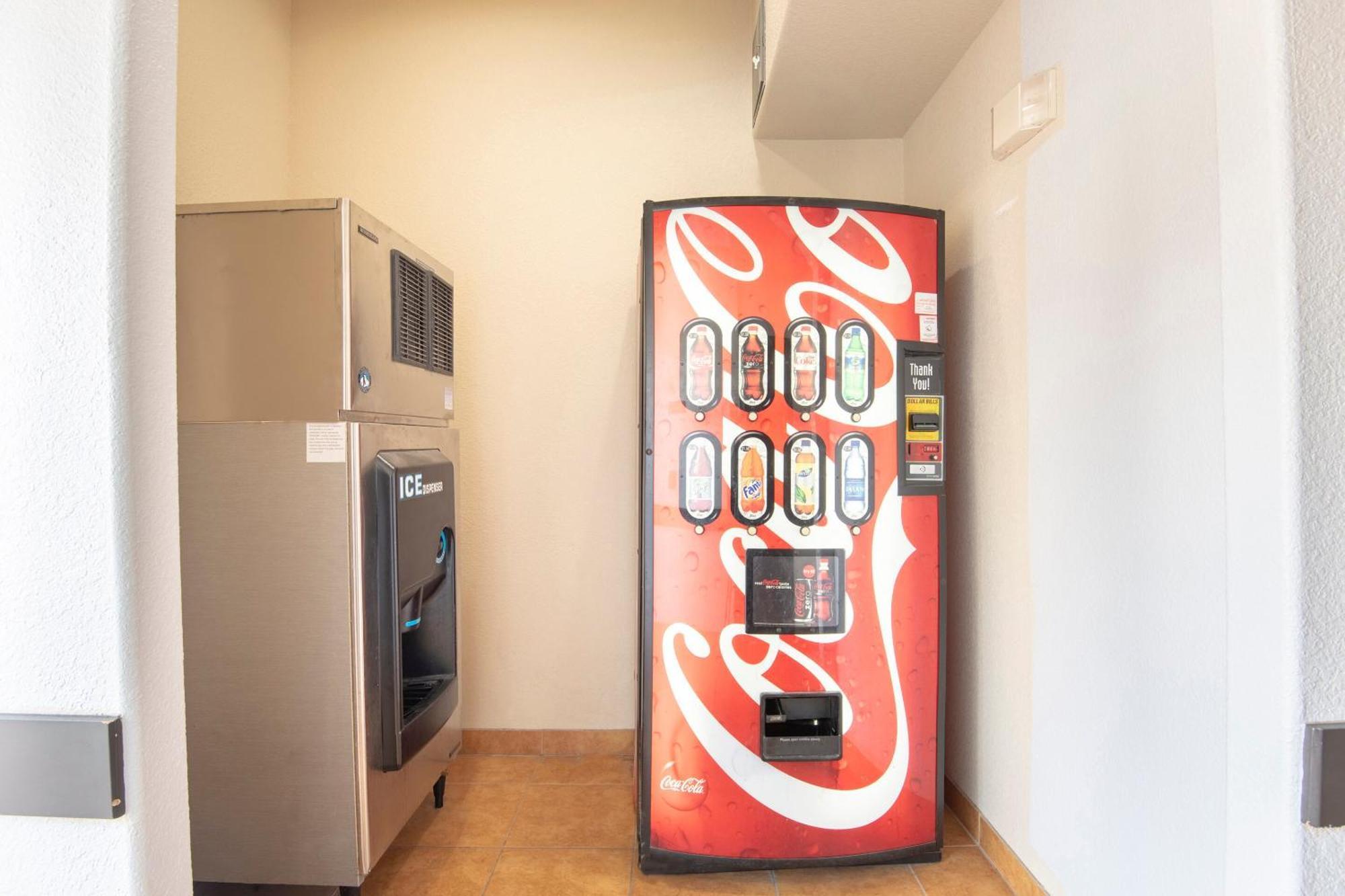 Oyo Townhouse Clute Lake Jackson Екстериор снимка