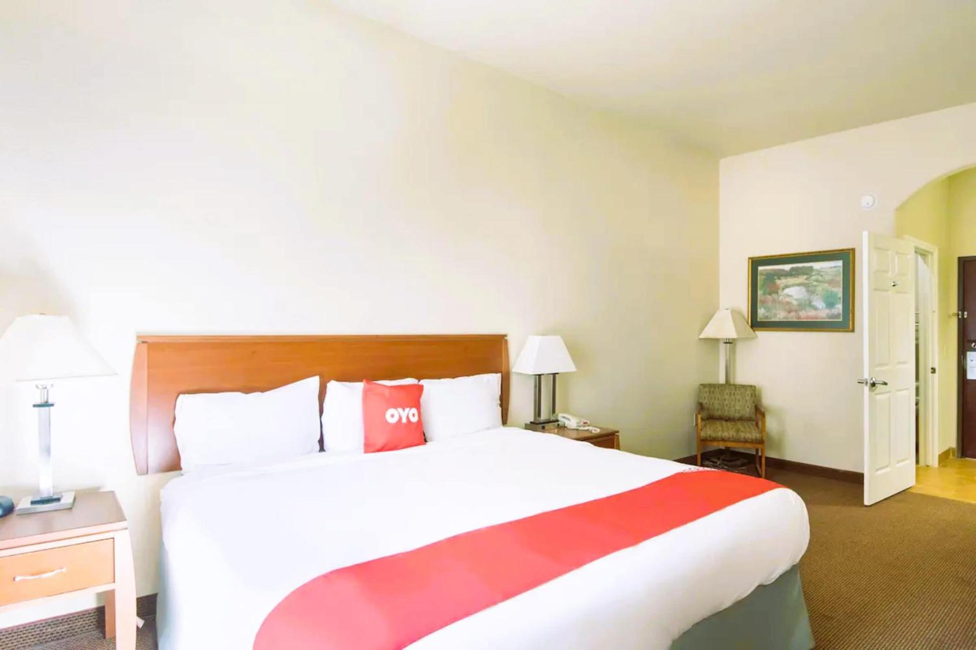 Oyo Townhouse Clute Lake Jackson Екстериор снимка