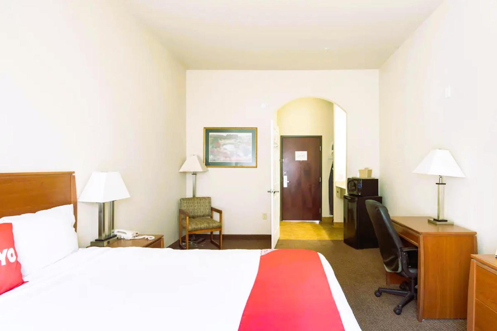 Oyo Townhouse Clute Lake Jackson Екстериор снимка