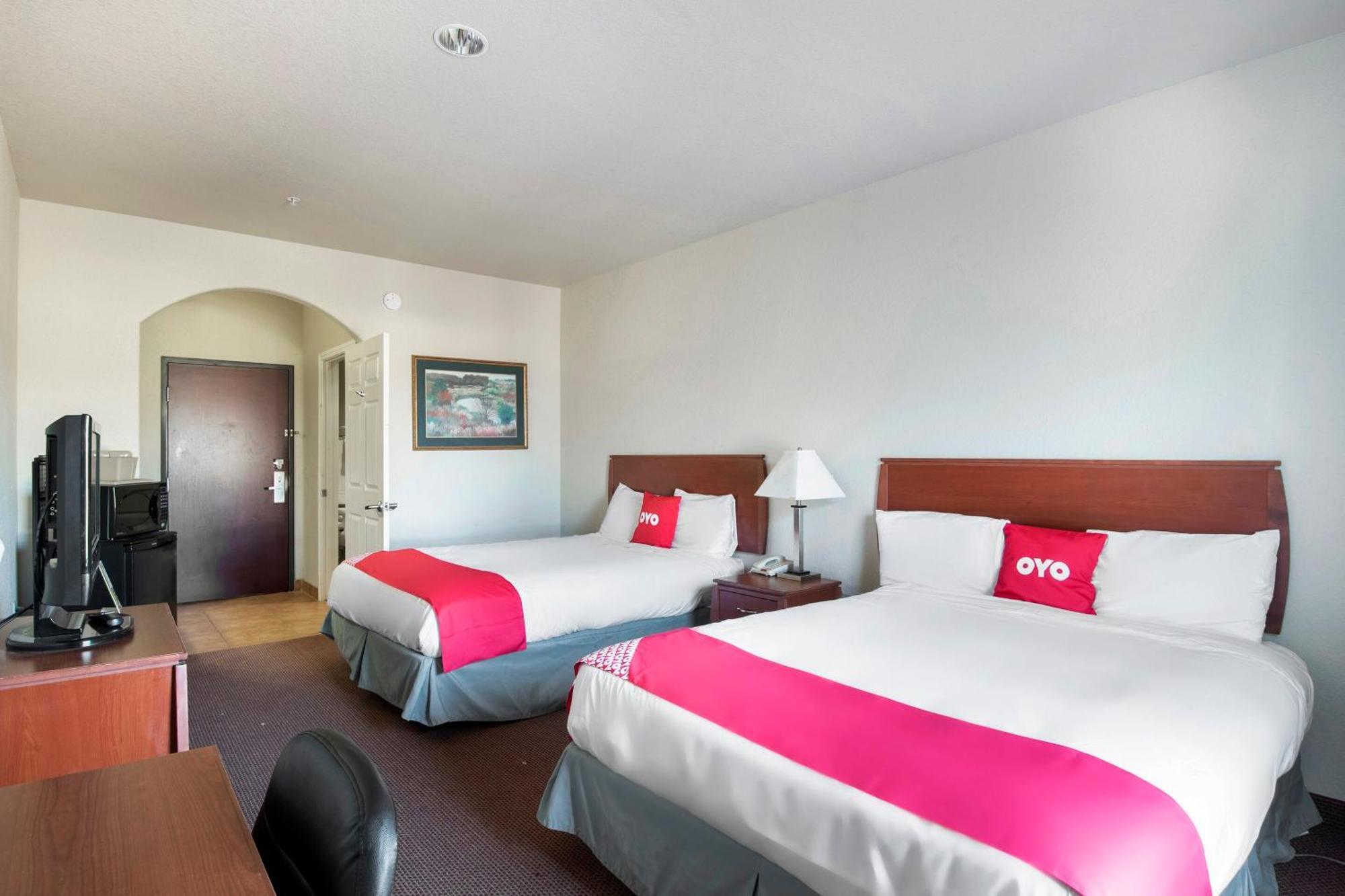 Oyo Townhouse Clute Lake Jackson Екстериор снимка