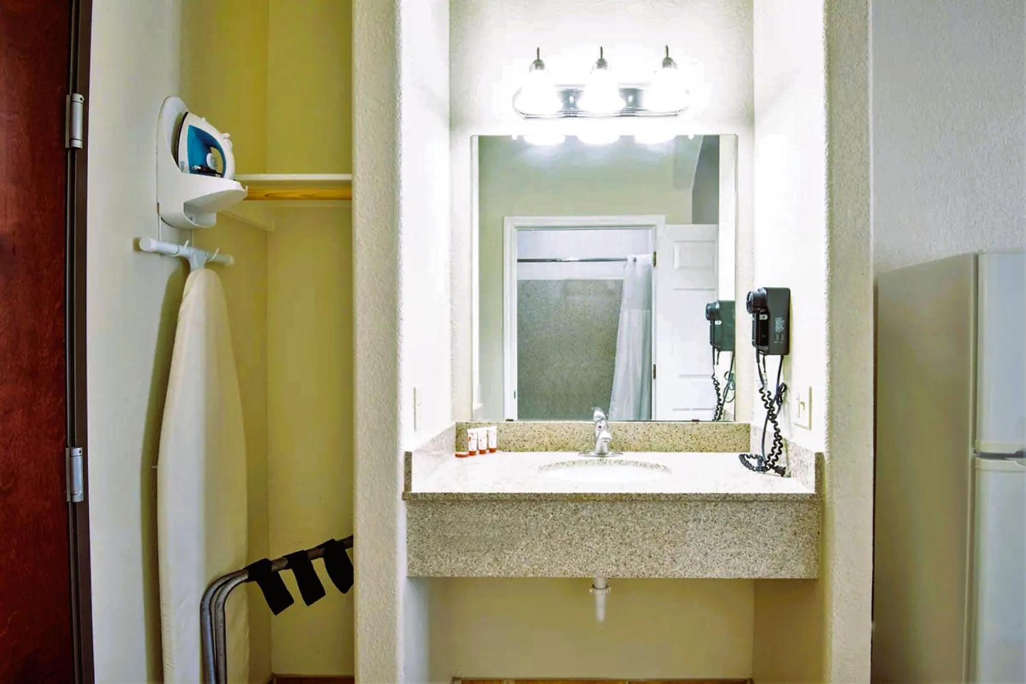 Oyo Townhouse Clute Lake Jackson Екстериор снимка